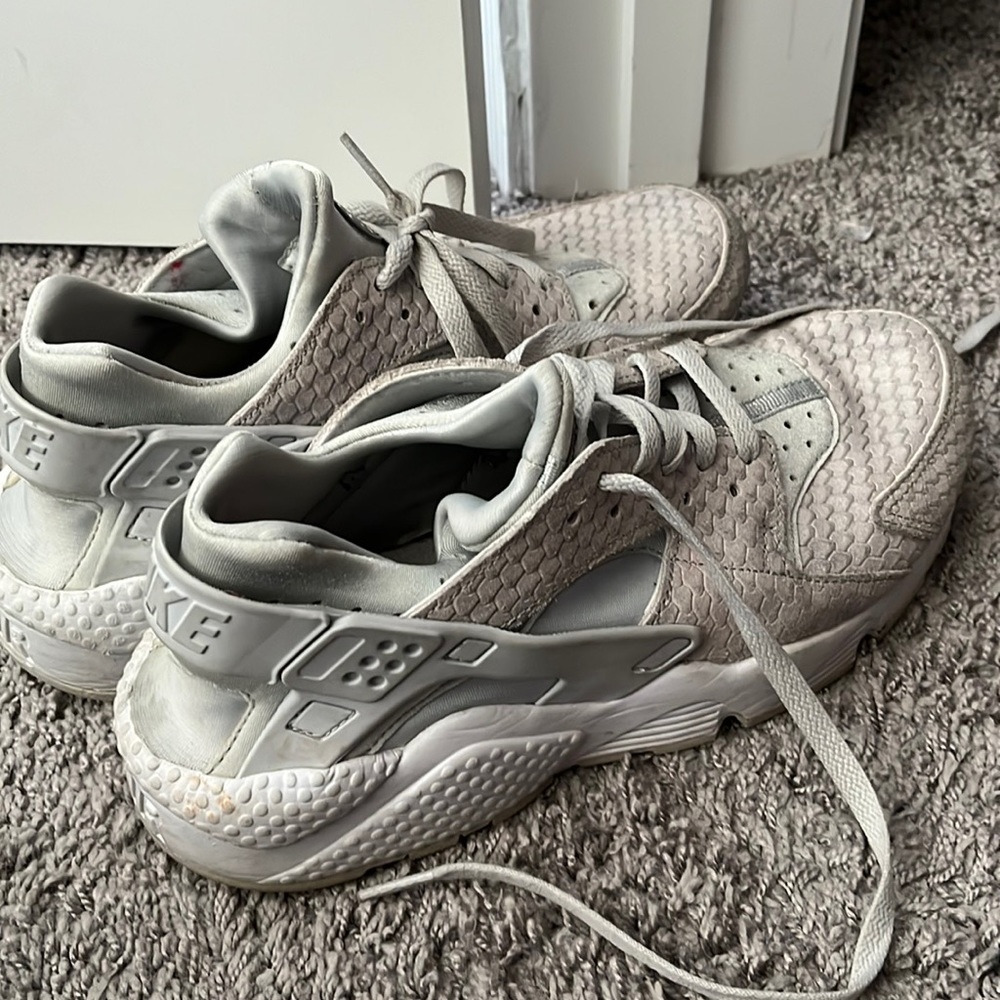 Nike huaraches, Price negotiable